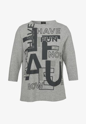 Grijs shirt met lange mouwen en een zwart abstract tekstontwerp met de woorden "HAVE," "FUN" en "NOW" in verschillende lettertypen en groottes.