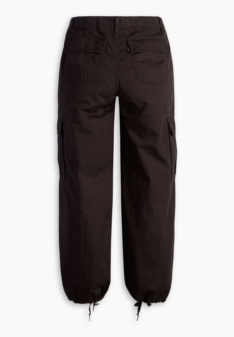Pantalons cargo noirs à coupe large, avec des poignets à cordon de serrage, plusieurs poches cargo et une texture lisse. Vue arrière montrée.