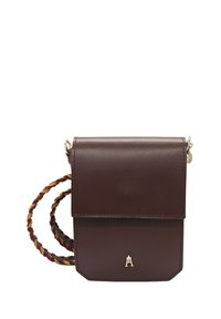 Sac en cuir marron en bandoulière avec un rabat, quincaillerie dorée, et une sangle tressée agrémentée d'accents rouges, jaunes et marron.