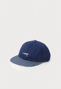 Marineblå baseballcap med skønne, ternede bomuldslapper, prydet med hvid logo-broderi på fronten og en stram krone-design.
