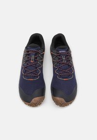 Scarpe da trekking in rete blu navy con accenti neri, suola in gomma testurizzata e lacci multicolori. Presentano dettagli riflettenti e colletto imbottito.