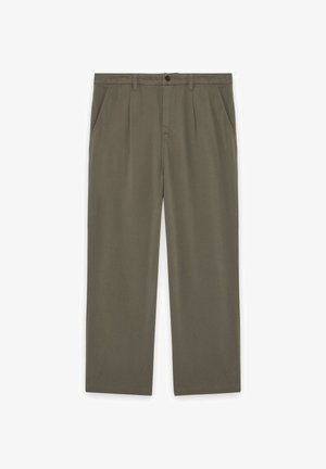 Pantalon droit vert olive avec plis à l'avant, poches latérales, passants de ceinture et taille à bouton.