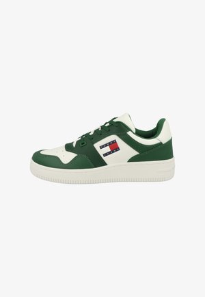 Zielono-białe sneakersy z gładkiego materiału syntetycznego, z naszywką logo, perforowanym czubkiem i gumową podeszwą z poziomymi żłobieniami.