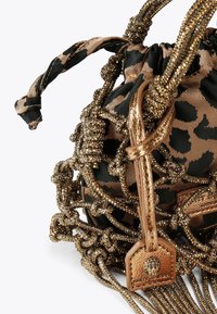 Borsa a sacco con stampa leopardata, caratterizzata da dettagli in corda dorata e un'etichetta in pelle texture. Composizione in tessuto morbido con decorazioni intricate.