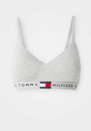 Bralette en coton gris avec un design en V, des fines bretelles et une bande élastique marquée avec des accents rouge, blanc et bleu.