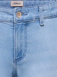 Vaqueros de mezclilla azul claro con un diseño clásico de cinco bolsillos, que cuentan con un botón plateado y cremallera, costuras sutiles y etiqueta "ONLY".