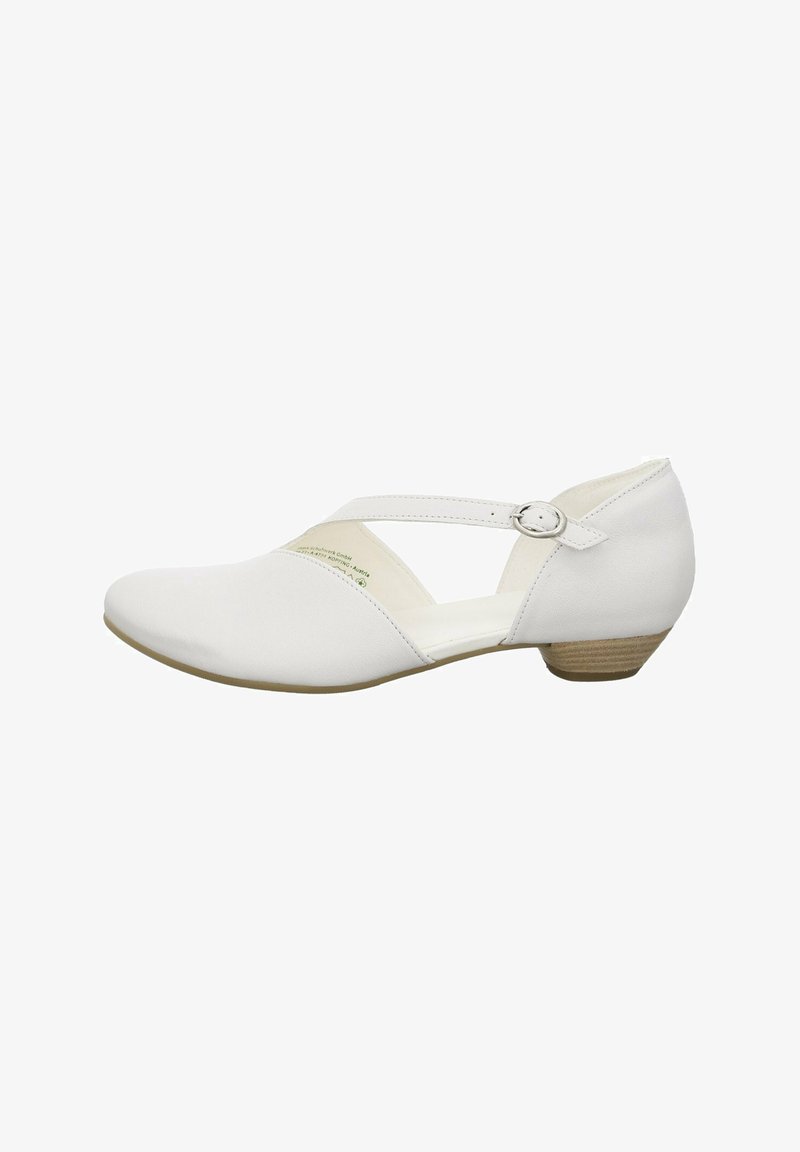 Weißer Schuh mit niedrigem Absatz, der eine glatte, lederähnliche Oberfläche hat, mit einem Überkreuz-Riemendesign und einem kleinen, natürlichen Holzabsatz.
