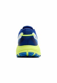 Blauwe hardloopschoenen met een geweven bovenwerk, felle gele zool en blauwe traction buitenzool, voorzien van reflecterende accenten en een gevoerde kraag.