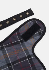 Πλαστικό φάσμα κατοικίδιου ζώνης σε γκρι, μαύρο, κόκκινο και πορτοκαλί, με ραφές υφής, ιμάντα Velcro και μεταλλικά κουμπώματα στην προσαρμογή.