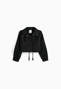 Giacca corta nera, realizzata in tessuto leggero. Presenta due tasche frontali, polsini elasticizzati, orlo con coulisse e chiusura con bottoni.