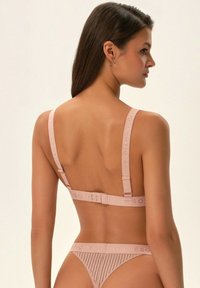 ESOTIQ - Biustonosz z trójkątną miseczką