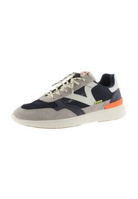 Scarpe sportive da uomo con tomaia in suede grigia e blu navy, pannelli in rete, dettagli bianchi, lacci neri e una suola in gomma testurizzata con un particolare arancione.
