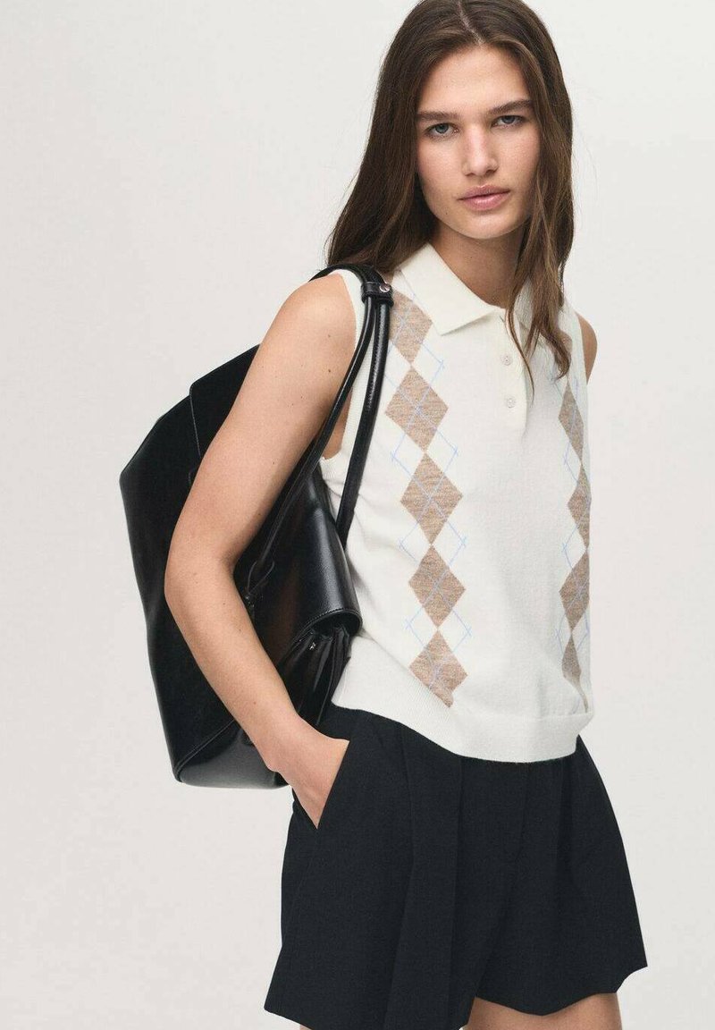 Polo sans manches crème avec un motif argyle marron et bleu ; associé à un short noir. Sac à dos noir avec une texture lisse et un design simple.