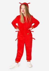 Rode fleeced romper met een capuchon met antennes, zijstrikken en een zak. Geaccentueerd met gele strepen op de manchetten en een fruitpatch-detail.