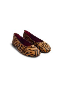Ballerines à motif tigre en orange et noir, fabriquées en tissu texturé, avec un bout rond et un profil bas.