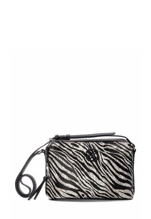 El bolso cruzado con estampado de cebra presenta un material texturizado en blanco y negro, compartimentos con doble cremallera y una correa de hombro desmontable.