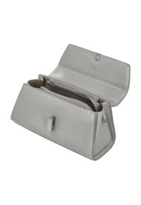 Graue Leder-Clutch mit einer glatten, glänzenden Oberfläche. Verfügt über ein Reißverschlussfach im Inneren und einen metallischen Verschluss. Scharfes, eckiges Design mit strukturierter Form.