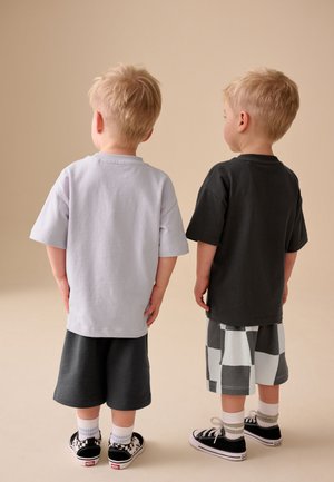 Next, REGULAR FIT - SHORT SLEEVE T-SHIRT AND SHORTS SET 2 PACK  . - Pantalon de survêtement - charcoal grey lilac
