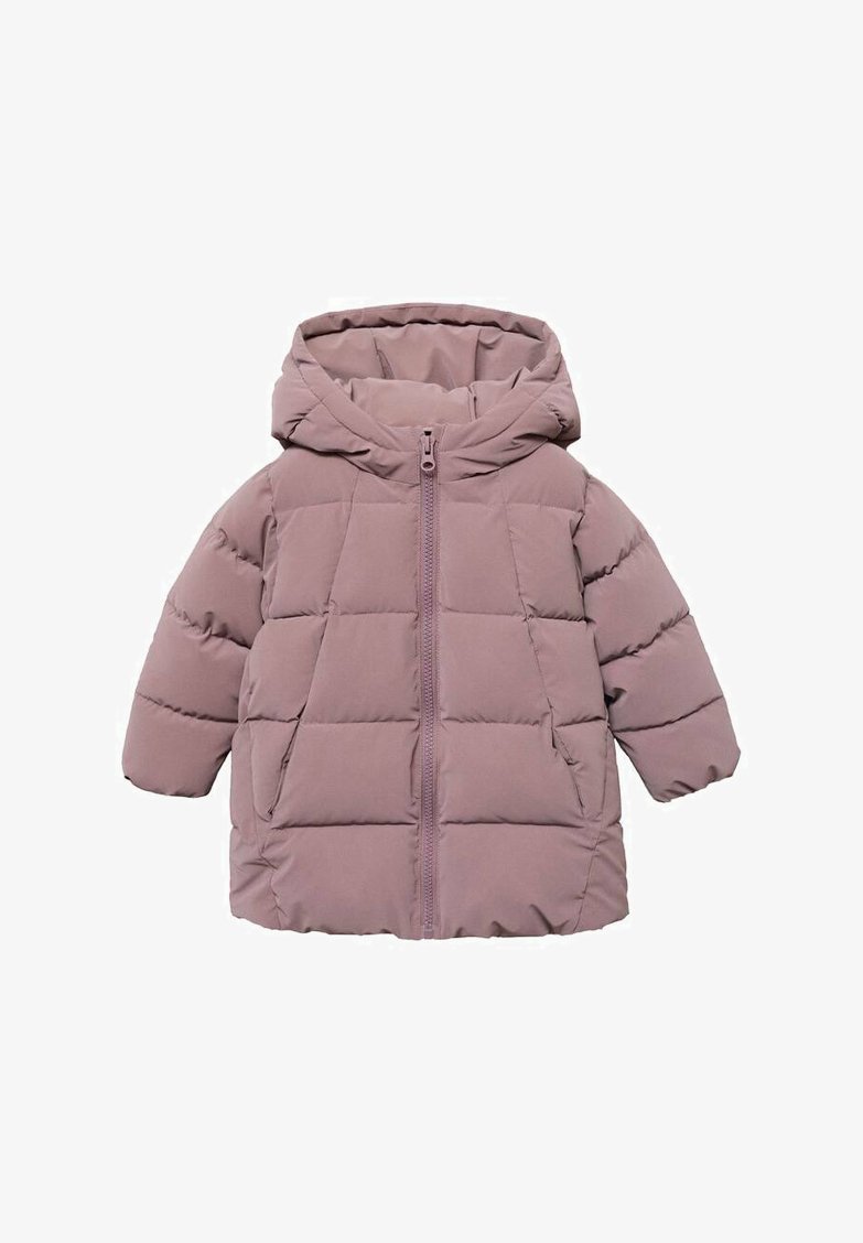 Chaqueta de plumón lilas con capucha, que presenta secciones acolchadas, un cierre frontal y dos bolsillos laterales. Tejido suave y texturado.