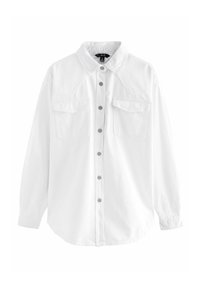 Camicia bianca a maniche lunghe con bottoni e colletto appuntito, due tasche sul petto con patte e bottoni a pressione in metallo sul davanti.