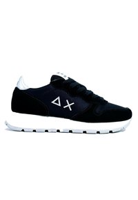 Sneaker in suede e tessuto nero con suola in gomma bianca, caratterizzata da dettagli e logo argentati, lacci neri e linguetta imbottita.