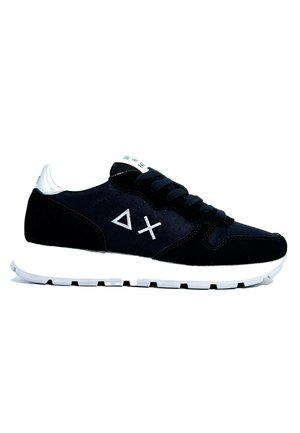 Sneaker in suede e tessuto nero con suola in gomma bianca, caratterizzata da dettagli e logo argentati, lacci neri e linguetta imbottita.