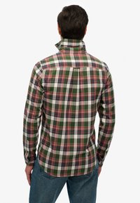 Lange mouwen geruit overhemd in groen, rood en blauw ruitpatroon, gemaakt van katoen, met een spreidkraag en knoopmanchetten.