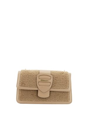 Borsa rettangolare beige con tessuto morbido, dettagli in pelle liscia, pattina anteriore e chiusura a fibbia con logo "Blauer".