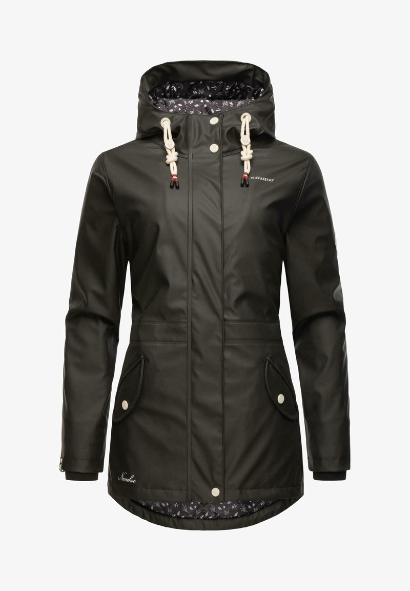 Sort vandtæt parka med foret hætte, to sidelommer og logo detalje. Har elastiske manchetter og et mønstret inderskud.