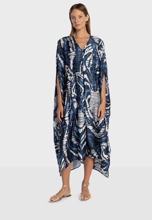 Vestido estilo kimono fluido en azul marino y blanco con patrones abstractos, escote en V, mangas abiertas y aberturas laterales, hecho de tela ligera.