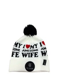 Vit stickad mössa med svart och röd text som säger "I LOVE MY AWESOME WIFE", med en svart tofs på toppen och en logotypmärke.