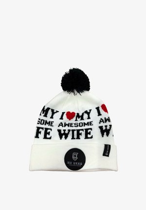 Biała dzianinowa czapka z czarnym i czerwonym napisem "KOCHAM MOJĄ WSPANIAŁĄ ŻONĘ", z czarnym pomponem na górze oraz naszywką z logo.