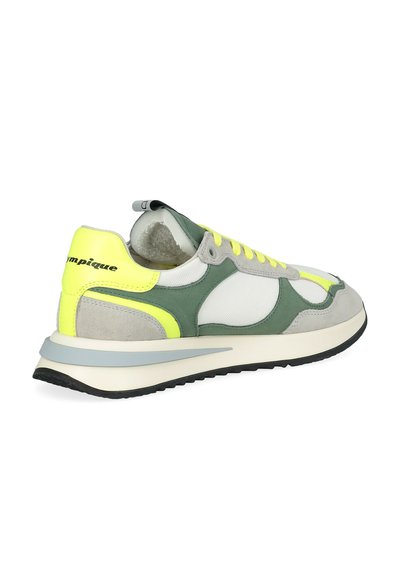 Baskets athlétiques grises et vertes avec des accents jaunes, textures lisses et en daim, forme arrondie, panneaux en maille blanche, et semelle en caoutchouc noire.