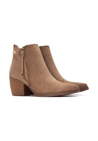 Botas de tobillo de ante marrón con punta redondeada, cremallera lateral y tacón de madera apilada. Presentan una textura suave y líneas de diseño limpias.