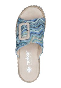 Tong en slide avec un upper tissé bleu et vert à motif en zigzag, une large bride avec une boucle beige, et une semelle neutre rembourrée.
