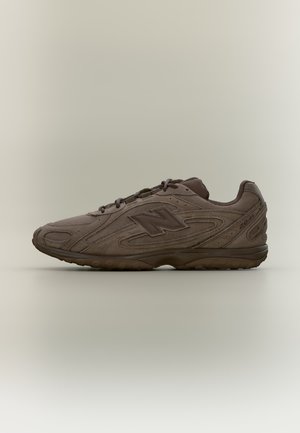 Кафява маратонка New Balance 2004R, показана в профил на обикновен светъл фон.