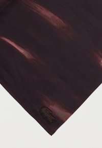 Tamna tkanina marama s apstraktnim crvenkastim prugama, s teksturiranim smeškanim logom u donjem uglu.