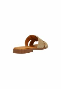 Beige suède slipper sandaal met twee overlappende banden, open achterkant ontwerp en een platte bruine rubberen zool. Gladde textuur, minimale hardware.