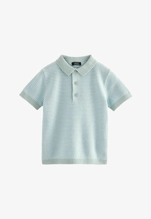 Polo de culoare albastră deschis, cu mânecă scurtă, cu un model texturat, guler și manșete contrastante, deschidere cu trei butoane și eticheta brandului.