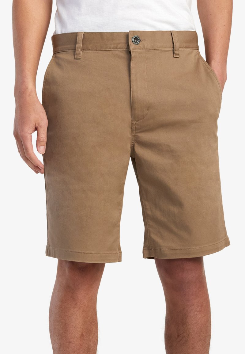 Khaki shorts lavet af slidstærkt bomuldsblanding, med knaplukning, bæltestropper og forlommer. Lige ben design med simpel kant.