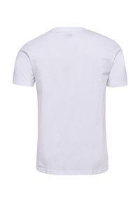 Hvid bomulds T-shirt, rund hals, korte ærmer, enkel design, ukrudt bagside med et mærke ved halsudskæringen, blød tekstur.