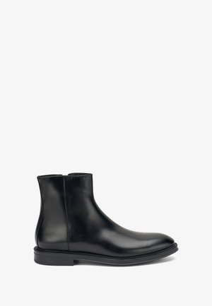 Bottines noires en cuir avec un bout arrondi, texture lisse et un petit talon empilé. Elles sont dotées d'une fermeture éclair sur le côté pour un enfilage facile.