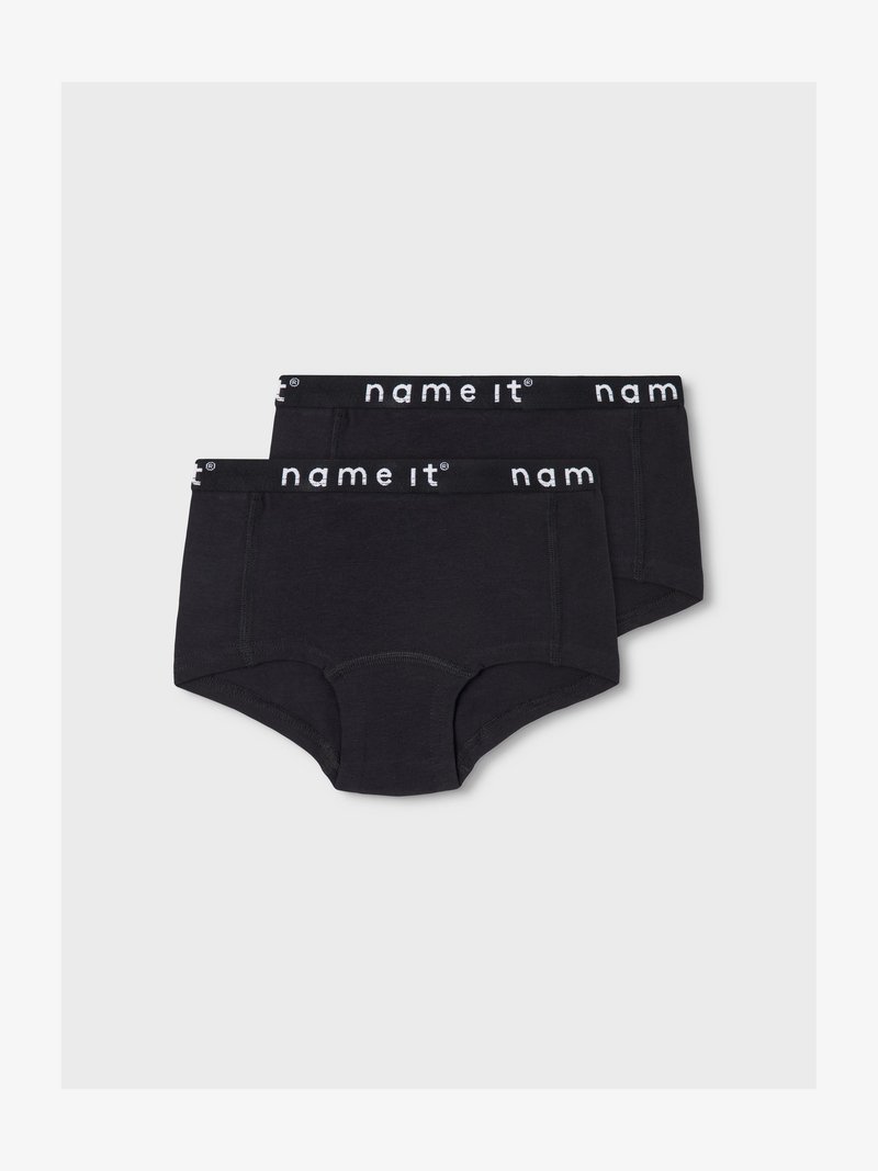 Czarne bawełniane szorty boyshort z białym logo "name it" na pasku. Posiadają miękką teksturę i klasyczny krój. Zestaw składa się z dwóch części.