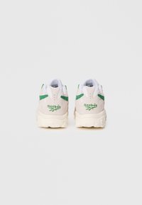Reebok sporta apavi of-white un zaļā krāsā. Mīksts zamšādas materiāls ar mīkstinātu kaklu, ar logotipu un strukturētu gumijas zoli.