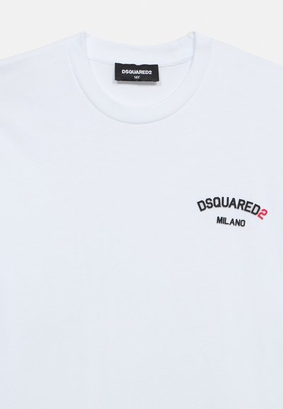 Άσπρο T-shirt με στρογγυλή λαιμόκοψη, με μαύρο και κόκκινο λογότυπο "DSQUARED2 MILANO" στο στήθος και μαύρη ετικέτα DSQUARED2 στον γιακά.