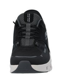 Basket noir de sport avec tige en mesh, accents gris, design à lacets et semelle rembourrée. Marque visible sur la languette. Forme de pied ronde.