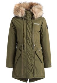 Parka d'hiver vert olive avec capuche bordée de fourrure, fermeture éclair frontale, boutons-pression, cordons de taille réglables et deux poches à rabat à l'avant.