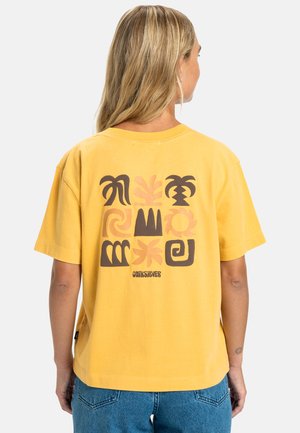Gele katoen t-shirt met een relaxte pasvorm, voorzien van een kleurrijk geometrisch grafisch ontwerp op de rug en korte mouwen.