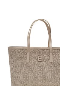 Borsa a spalla beige intrecciata con un motivo testurizzato, dotata di due manici piatti e di un pronunciato logo "E" in evidenza sulla parte anteriore.