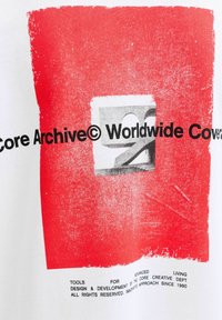 Hvid t-shirt med en kraftig rød firkantet grafik, sort tekst og et gråt trykdesign i midten. Teksten indeholder "Core Archive© Worldwide Coverage."